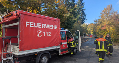 Einsatz Nr 23 Marxgrün 65/1 beim Einsatz 23 am 09.10.25 in Naila. Ölspur auf dem Gelände der Klinik Hochfranken
