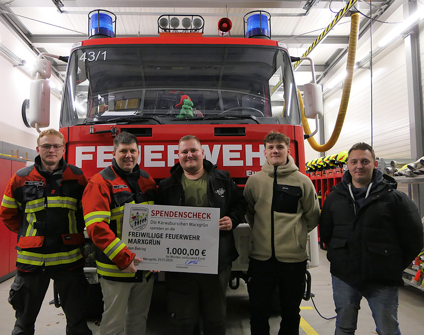 Spendenübergabe der Kärwaburschen an die Verantwortlichen der Feuerwehr Marxgrün