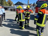 erste gemeinsame Leistungsprüfung THL der Feuerwehren Naila und Marxgrün am 20.09.2025 Stiche und Knoten werden gemacht