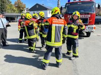 erste gemeinsame Leistungsprüfung THL der Feuerwehren Naila und Marxgrün am 20.09.2025 Stiche und Knoten werden gemacht
